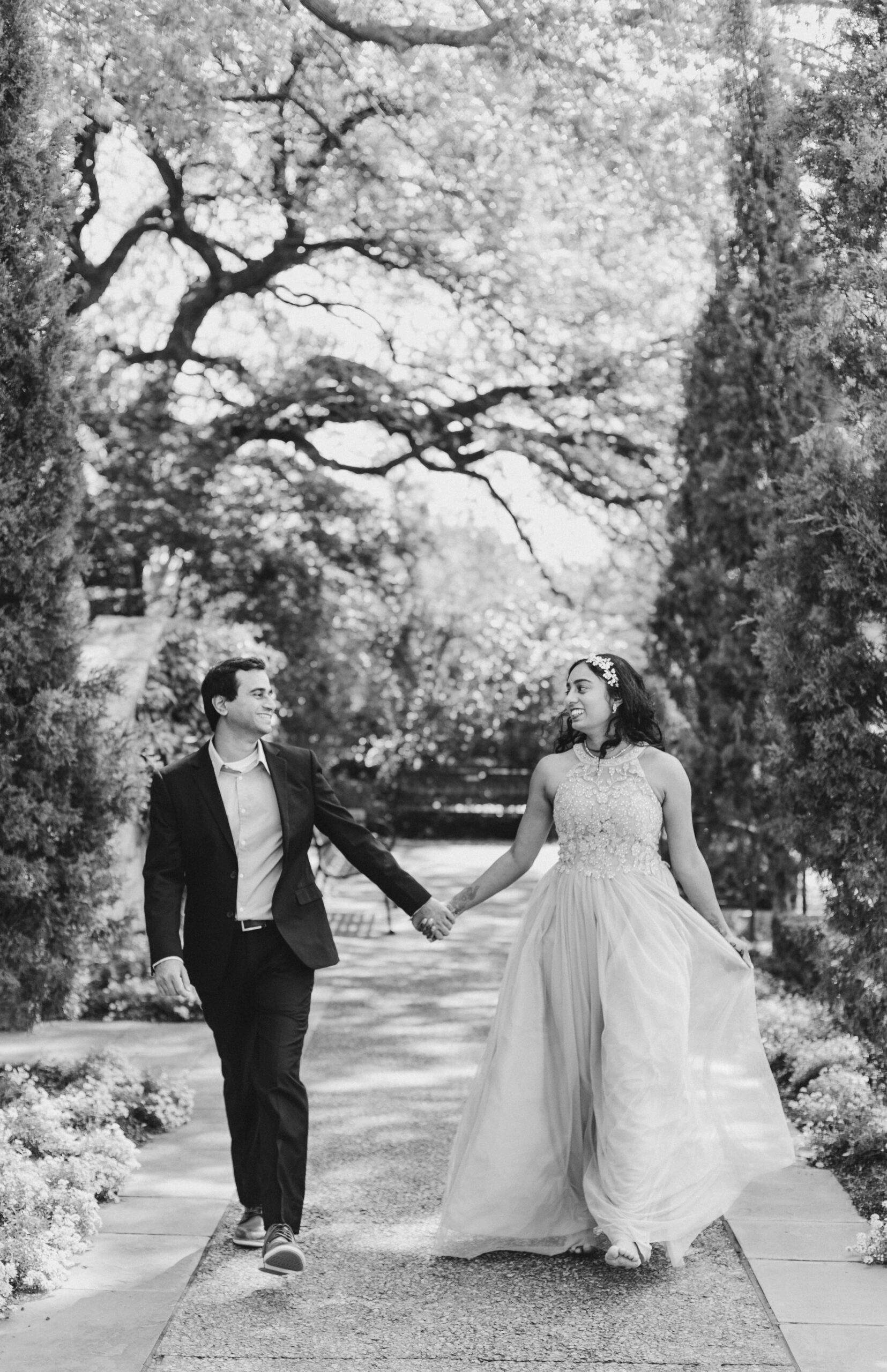 Black and white image of couple at Dallas Arboretum