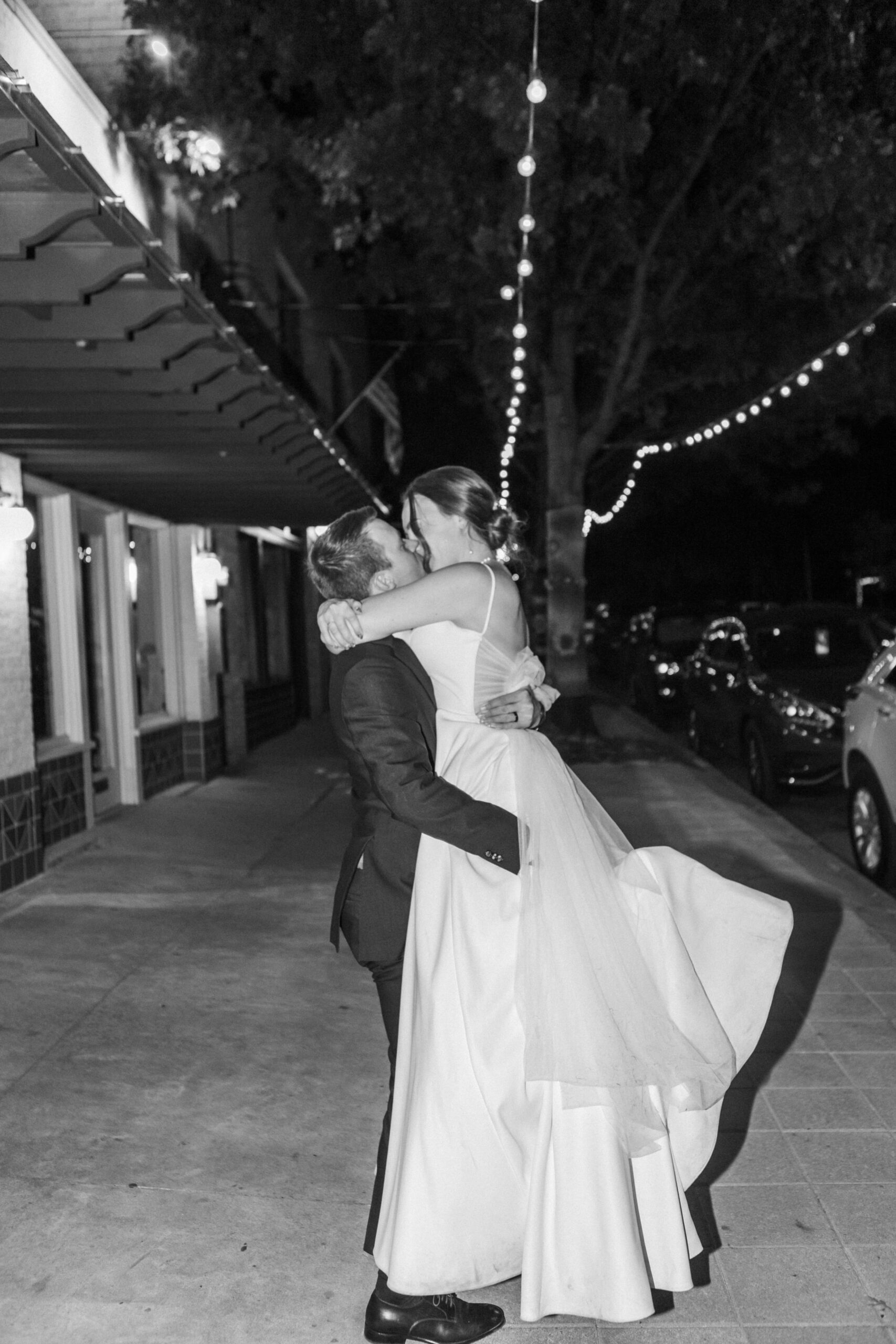 Married Couple kissing in Downtown Dallas Bishop Arts Photos